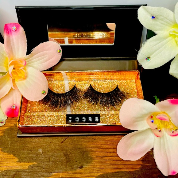 False Eyelashes - Picture 1 of 2